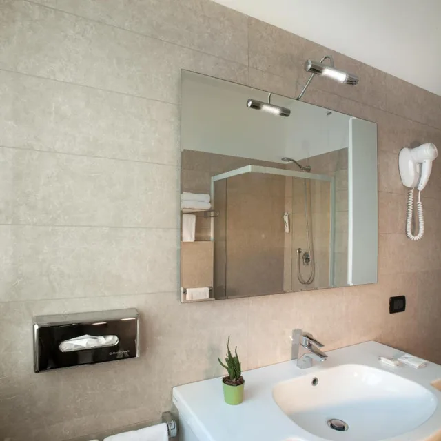 غرفة سوبيريور بسرير مزدوج مع أريكة، Hotel Milano Palmanova 5/6