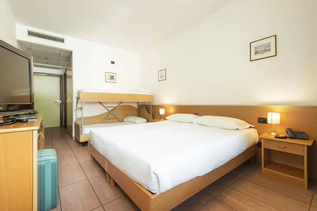 غرفة قياسية رباعية بسرير مزدوج وسرير بطابقين، Park Hotel Abbadia 2/4