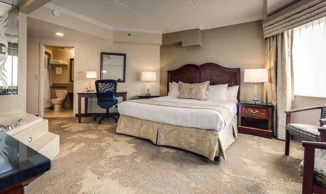 جناح بسرير كينج بحوض جاكوزي، Monte Carlo Inns And Suites Downtown Markham 3/6