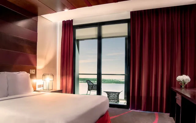 جناح جونيور بإطلالة على ملعب الجولف بشرفة، Yas Plaza Mangroves by IHG 5/7