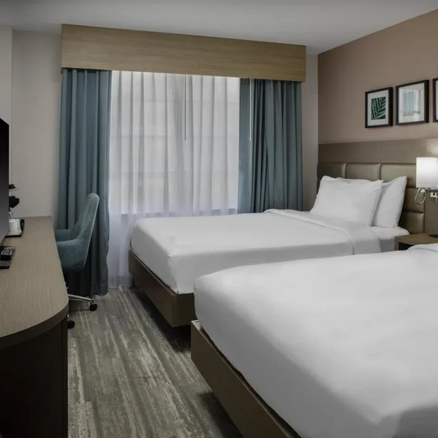 غرفة بسريرين كوين بإطلالة على البحر، Hilton Garden Inn Miami South Beach 1/2
