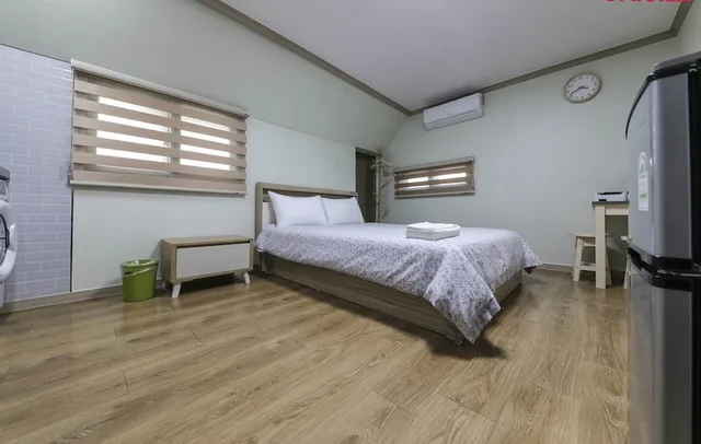غرفة بسرير كوين، R Guesthouse 10/10