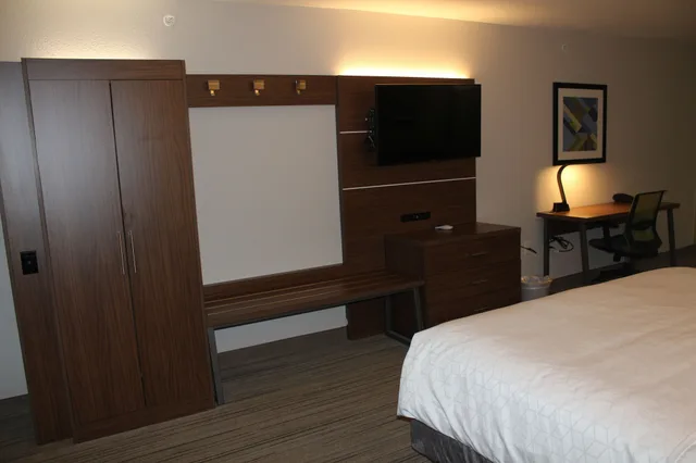 جناح بسرير كينج، Holiday Inn Express Hotel Suites Raton 3/7