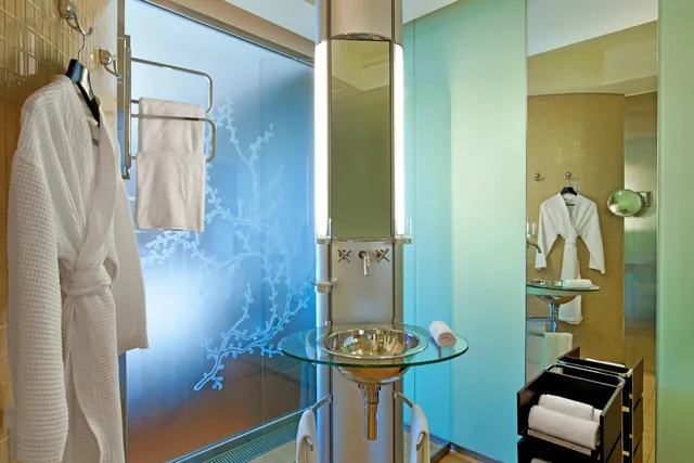 Design, Guest Room, King Bed, Sea View, Crystal Tower، Le Meridien Beach Plaza 7/10