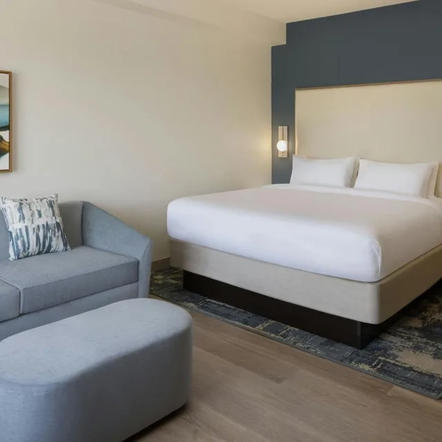 غرفة بسرير كينج بشرفة مع أريكة، Courtyard by Marriott Sandestin at Grand Boulevard 7/11