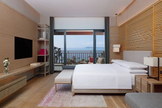 Suite, King Bed, Sea View, Smoking, Shenzhen Marriott Hotel Golden Bay 1/8