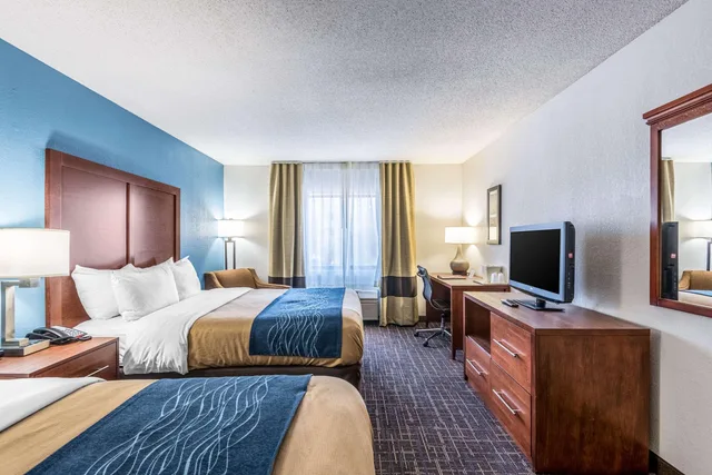 Room, 2 Queen Beds, Comfort Inn and Suites Lees Summit Kansas City 2/8