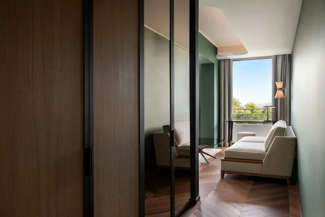 جناح جونيور بسرير كينج مع أريكة، Sheraton Lake Como Hotel 7/10