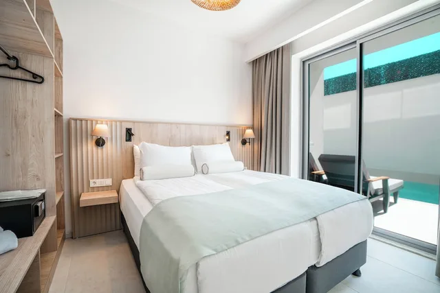 جناح إليت بسرير كينج مع أريكة، Victoria Princess Hotel Side - Adults Only 3/6