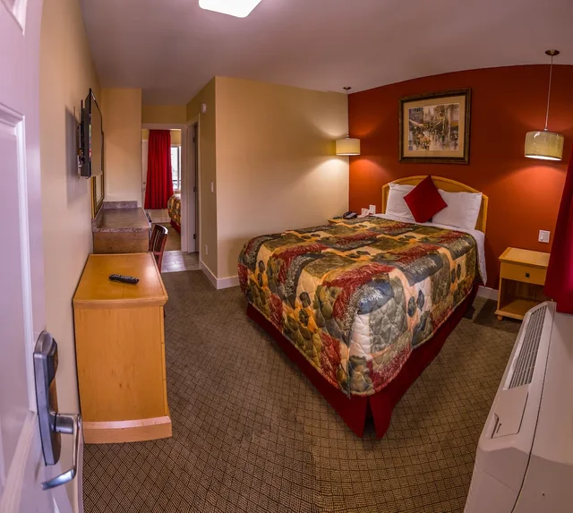 Room, 2 Queen Beds, Courtyard View, Pool Side، Sahara Courtyard Inn Penticton 4/7