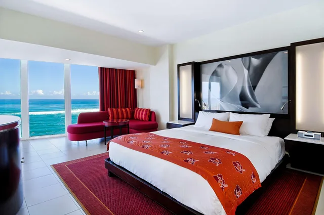 Room, King Bed, Ocean Front, Balcony, Large، The Condado Plaza Hilton 1/1