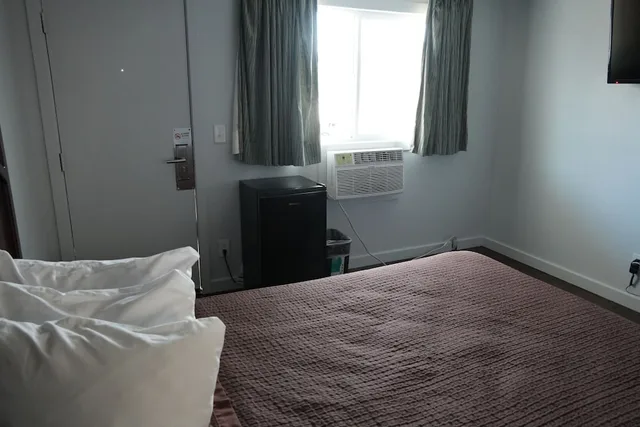 غرفة قياسية بسرير كوين، La Hacienda Motel 2/10