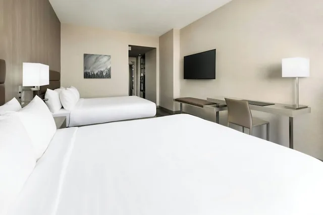 غرفة بسريرين كوين بإطلالة على المدينة، AC Hotel by Marriott Bethesda Downtown 1/3