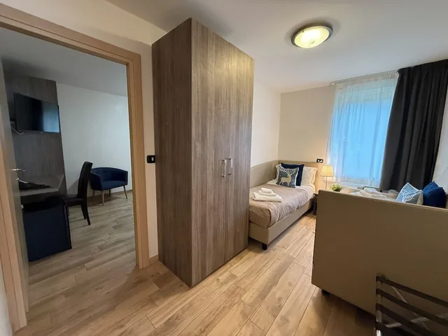 غرفة اقتصادية بسرير كوين وسرير فردي، Hotel Iris 3/5