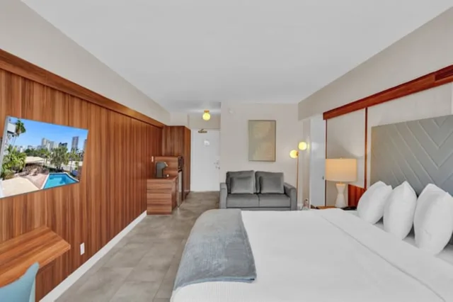 غرفة بشرفة، The Garden Hotel and Resort 1/4