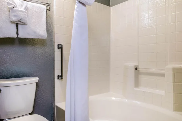 جناح بسرير كينج بجاكوزي، Clarion Hotel By Humboldt Bay 9/10