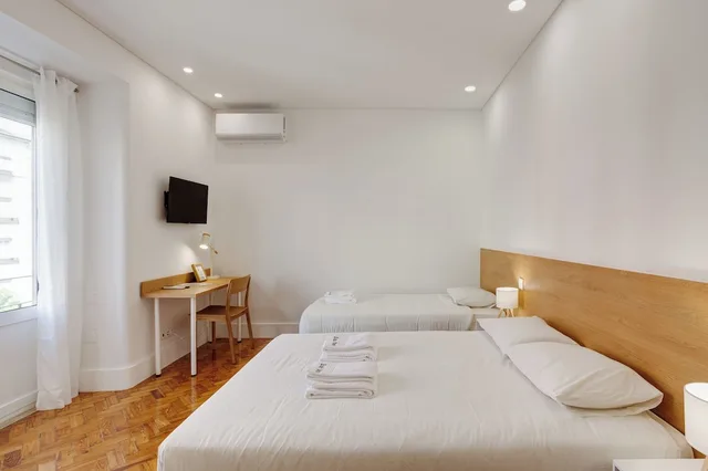 غرفة ثلاثية بسرير مزدوج وسرير فردي، Home Out Rooms and Apartments 1/6