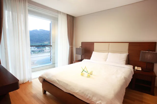 1 Bedroom, Condo, Beach, Deluxe, 2 Futon Beds, Beach View، Hotel Riviera Geoje 1/1