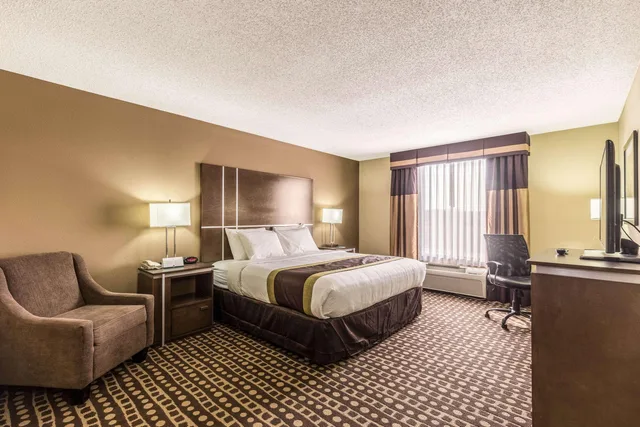Efficiency, King Bed، Quality Inn West Plains MO 2/4