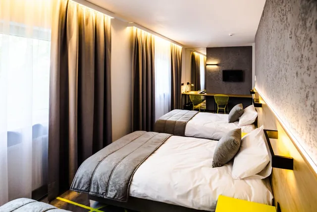 غرفة ثلاثية، AIR HOTEL 3/10