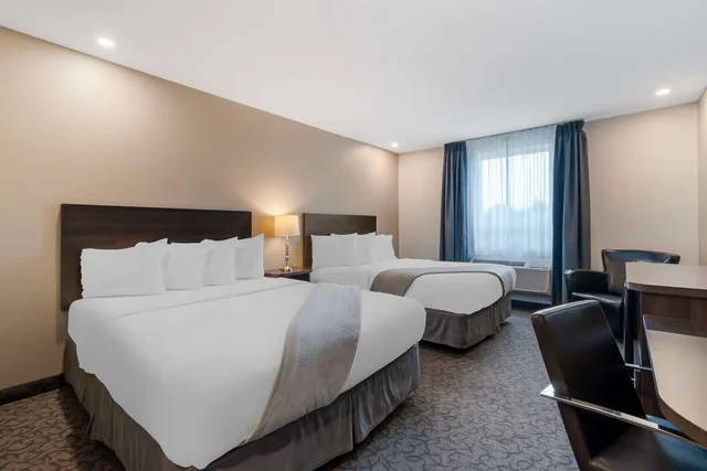 غرفة بسريرين كوين يُسمح فيها بالحيوانات الأليفة، Villa Inn and Suites, SureStay Collection By Best Western 2/4