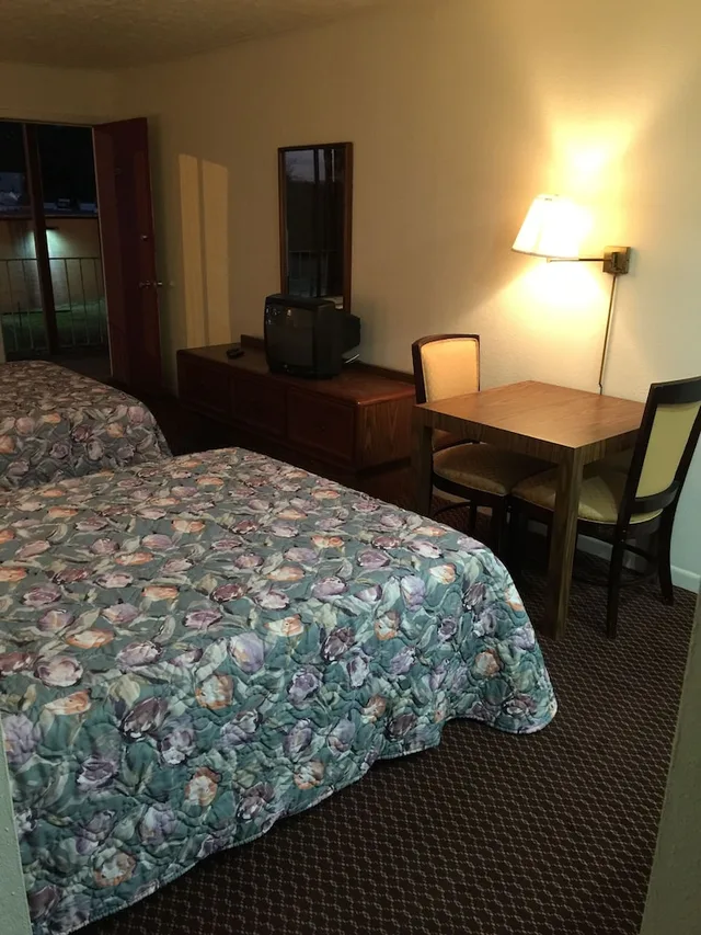 غرفة قياسية بسرير كوين، Flagship Inn 2/2