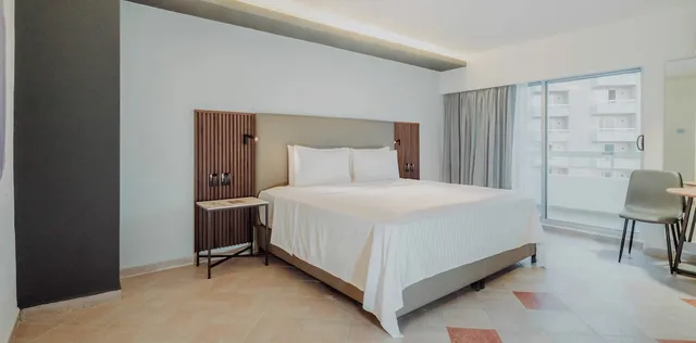 جناح جونيور بسرير كينج بشرفة بإطلالة جزئية على البحر، HS Hotsson Smart Acapulco 2/10