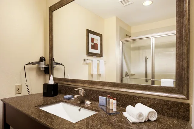 جناح بسرير كوين مع أريكة، Wingate By Wyndham San Marcos 3/3