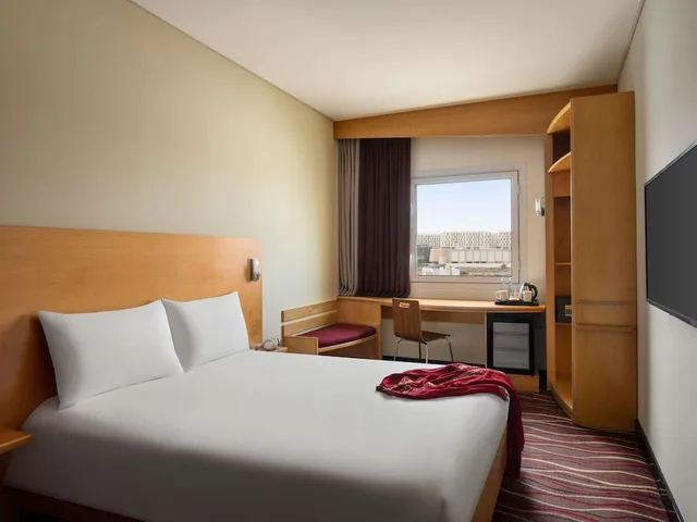 غرفة بريميوم بسرير مزدوج مع أريكة، Ibis Muscat 1/8