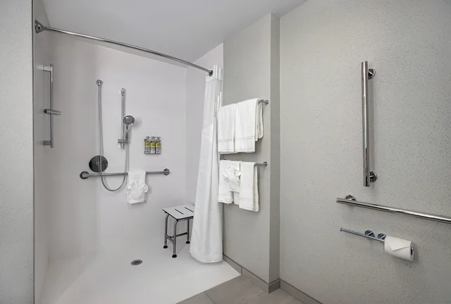 غرفة قياسية بسرير كينج لذوي الإعاقة، Holiday Inn Express & Suites Milwaukee - Brookfield 7/7