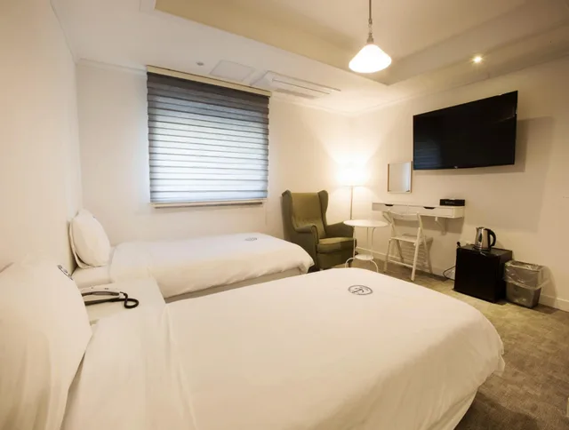 غرفة ديلوكس بسريرين منفصلين وسرير مزدوج وسرير فردي، Hillside Hotel 1/2