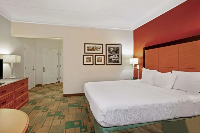 غرفة ديلوكس بسرير كينج، La Quinta Inn Suites Winston Salem 2/4