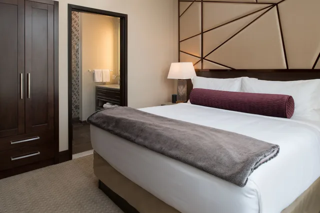 2 Bedrooms, Street, Penthouse, 2 King Beds، Embassy Suites By Hilton Seattle Downtown Pioneer Square 1/4