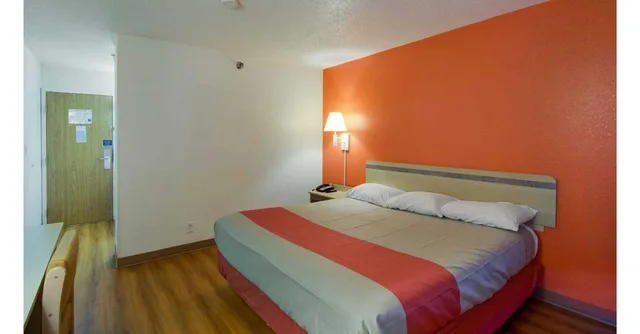 غرفة بسرير كينج للمدخنين، Motel6 Waukegan, IL 1/7