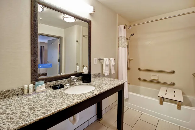 غرفة بسرير كينج لذوي الإعاقة، Hampton Inn Middletown OH 6/7