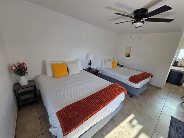 غرفة غراند بسريرين كوين بإطلالة على الجبل يُسمح فيها بالحيوانات الأليفة، Sierra Lodge 1/4