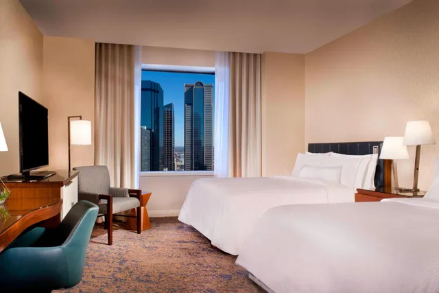 غرفة ديلوكس بسريرين كوين بحوض استحمام لذوي الإعاقة، The Westin Dallas Downtown 1/5