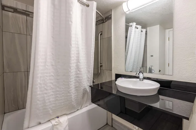 غرفة بسرير كينج للمدخنين، Motel6 North Little Rock, AR - McCain 10/10