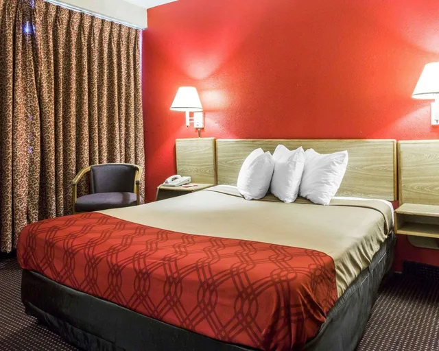 غرفة بسرير كينج للمدخنين، Econo Lodge Atlanta College Park 2/2