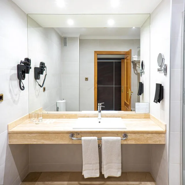 جناح جونيور بشرفة، Hotel Mainake Sl 9/9