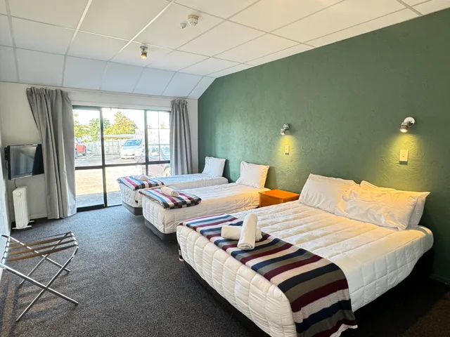 Studio, Large, Oakwood Manor 2/2