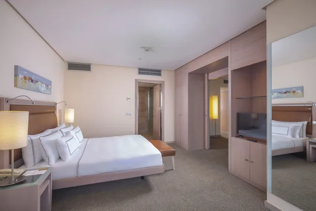 جناح جونيور بسرير كوين مع أريكة، Melia Valencia Palacio de Congresos Formely Hilton Valencia 3/10