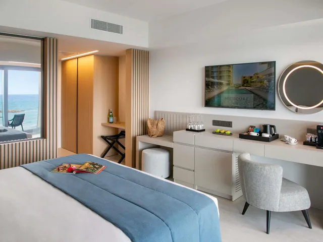 غرفة ديلوكس بسرير مزدوج بشرفة، Mercure Larnaca Beach Resort 4/6