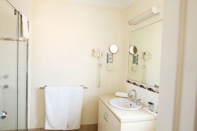 2 Bedrooms, Spa, Apartment, King Bed, 1 Queen and 1 Single Bed، KALBARRI EDGE RESORT 5/10