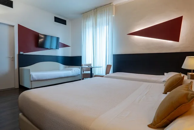 غرفة عائلية بسرير مزدوج وسرير فردي مع أريكة، Hotel Italia 4/7