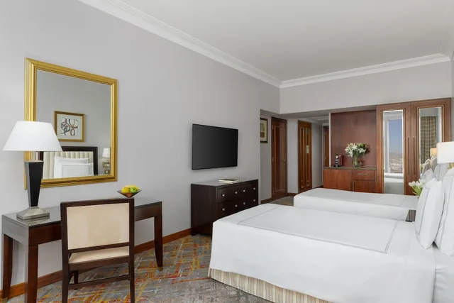 غرفة كلاسيكية بسريرين منفصلين بإطلالة على الحرم، سويس اوتيل المقام مكة(Swissotel Al Maqam Makkah) 9/10