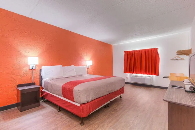 غرفة قياسية بسرير كينج، Motel6 Bridgeview, IL 1/8