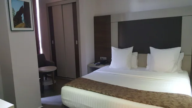 غرفة ديلوكس مفردة بسرير كوين، Grand Hotel Central 1/2