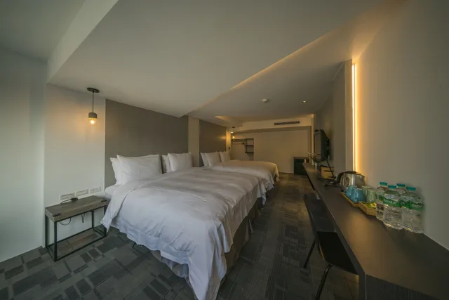 Superior, Twin Beds, 2 King Beds, Watermark Hotel-The Harbour 1/2
