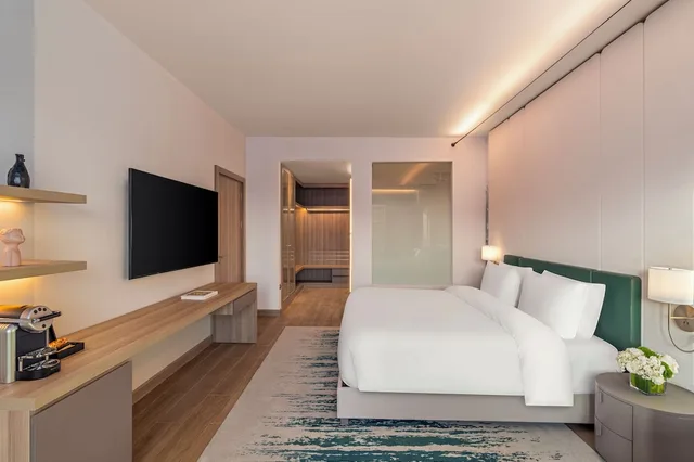 جناح ديلوكس بسرير كينج بإطلالة على المسبح، فندق ومنتجع مكارم النخيل(Rixos Obhur Jeddah Resort & Villas) 1/6